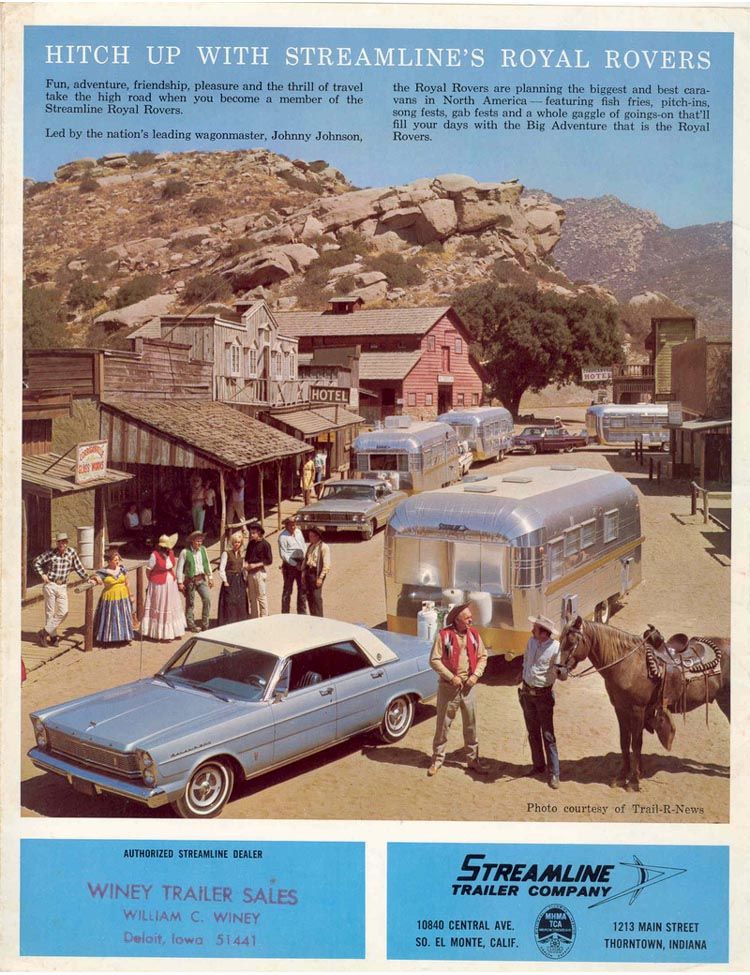 Poster vintage di una pubblicità della Streamline trailer company. Il vintage trailer è trainato da una macchina vintage in un contesto western vecchio stile, cib cowboys che gardano ammirati il mezzo che viaggia in strada 