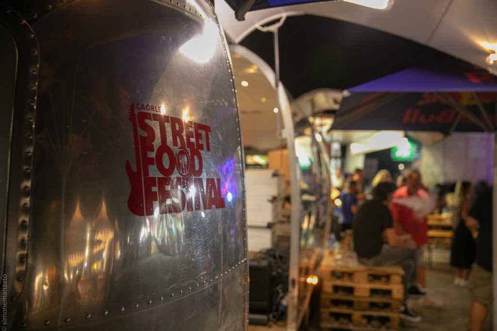 Immagine in prospettiva di un Airstream, sul cui lato è scritto in rosso Street Food Festival