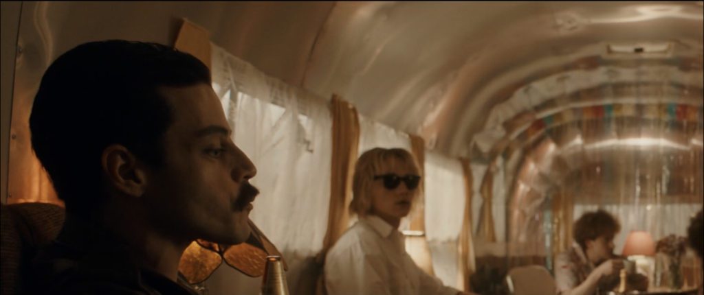 Frame da Bohemian Rhapsody con all'interno un Vintage Trailer