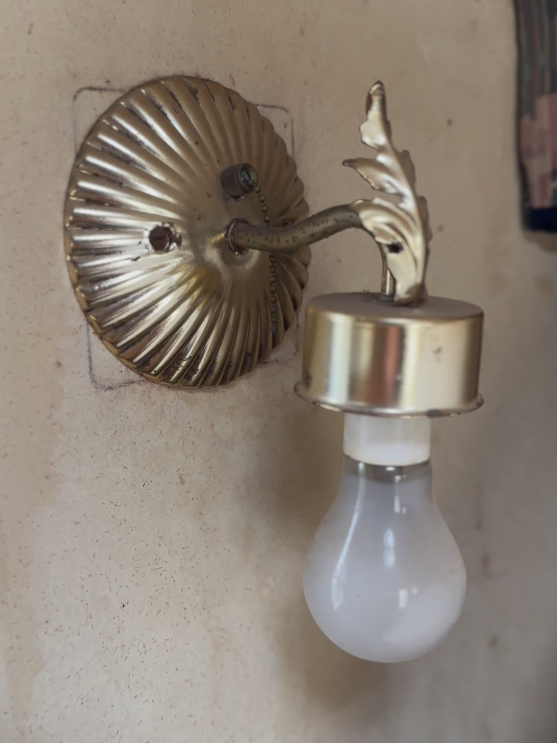 Dettaglio di una lampadina dentro uno dei vintage trailer