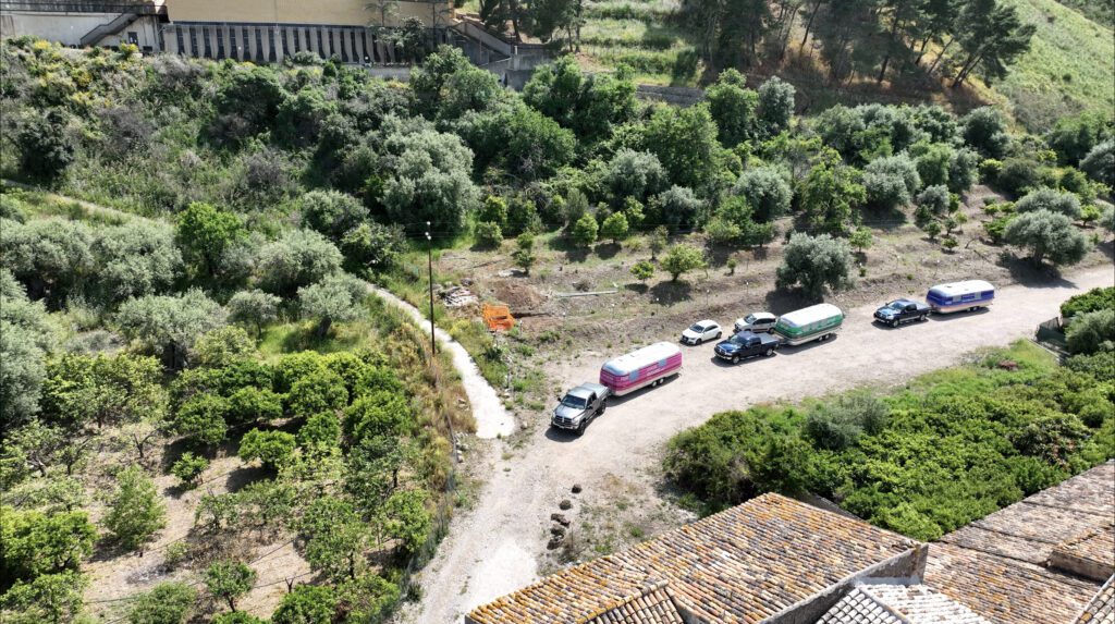3 airstream partecipanti all’edizione 2021 del Giro d’Italia on the road, circondati da vegetazione e casolari 