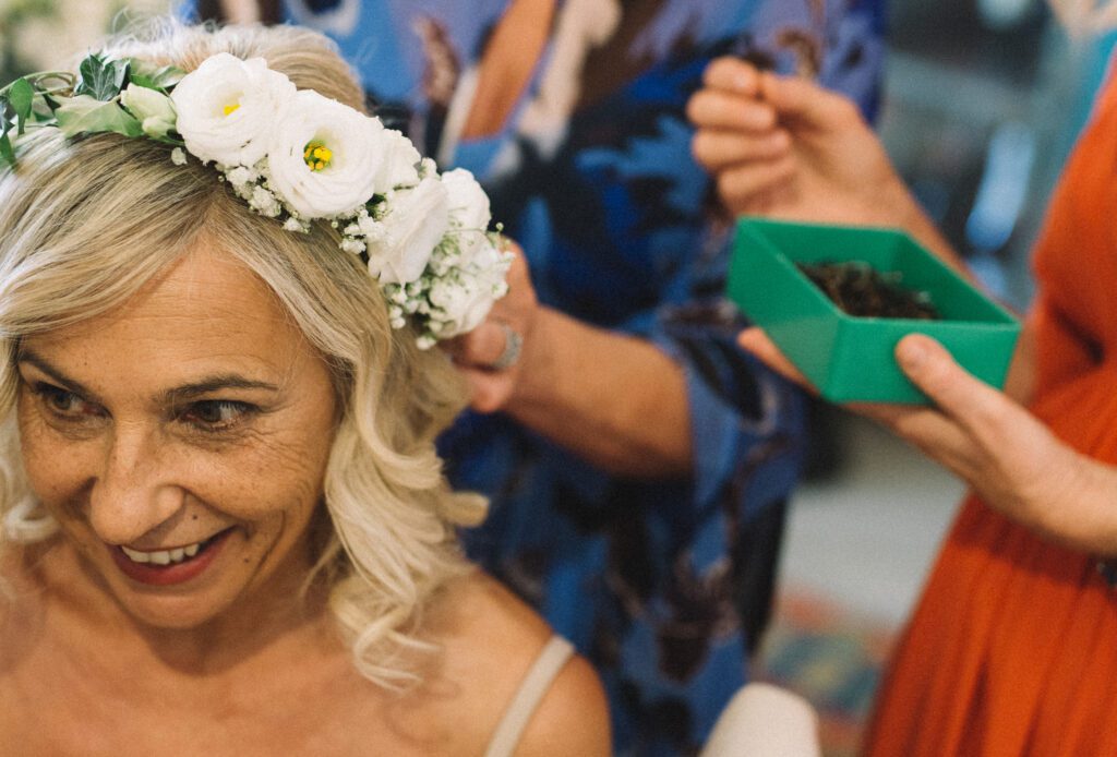 Una sposa intenta ad acconciarsi i capelli prima del matrimonio