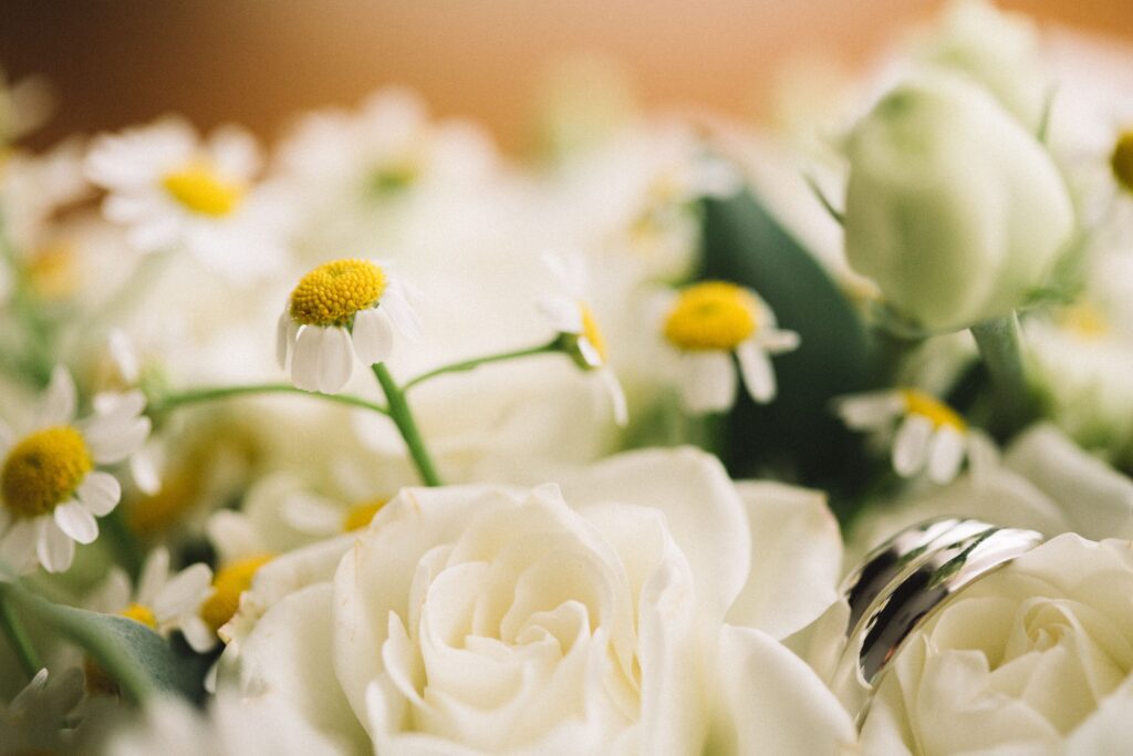 Foto close-up di un bouquet di fiori da matrimonio con le fedi nuziali 