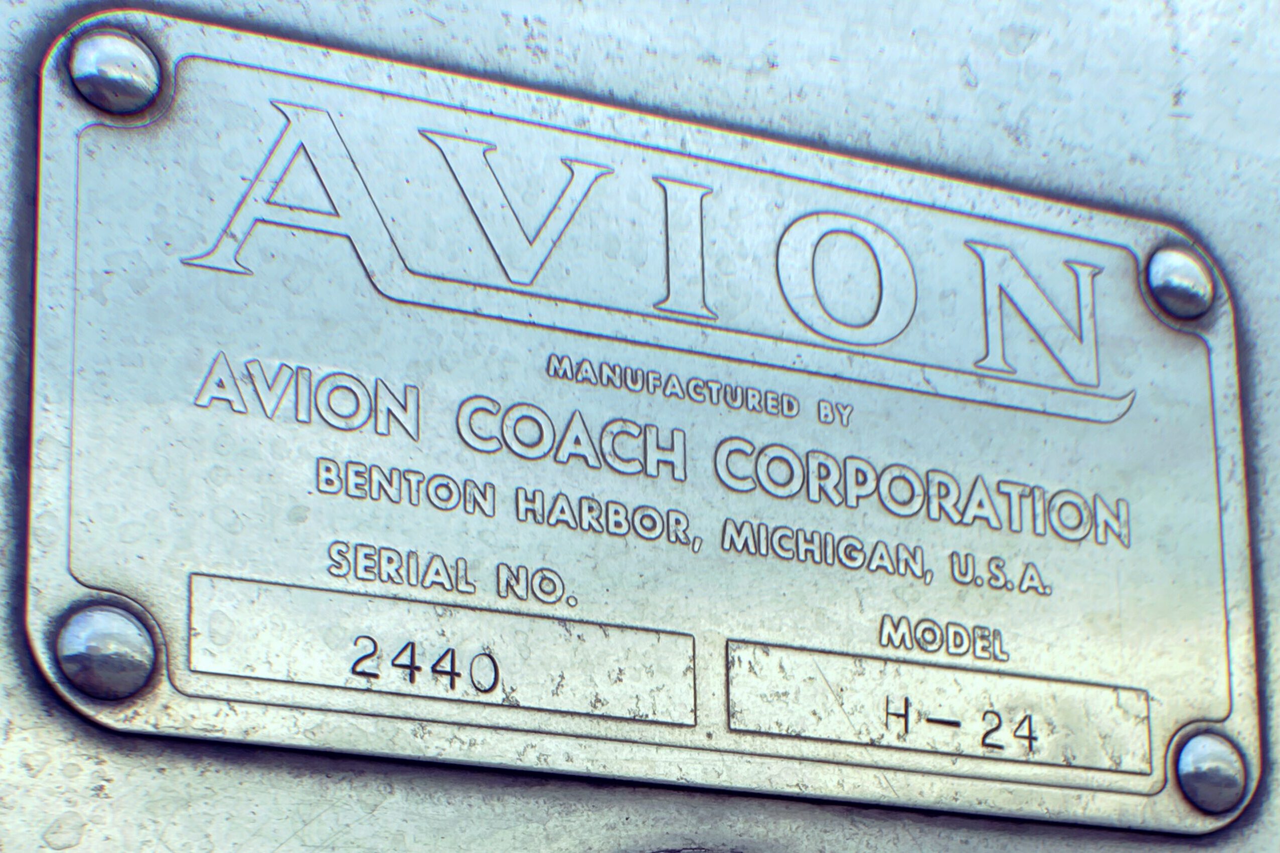 Targa identificativa dell’Avion Holiday H24 della Avion Coach Corporation 