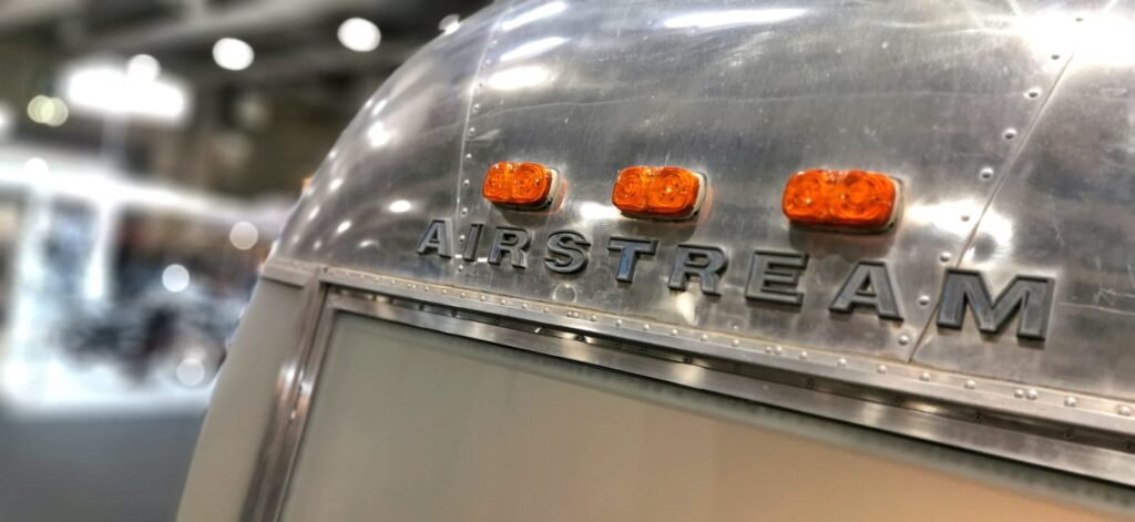 Airstream per eventi, dettaglio del logo originale in alluminio