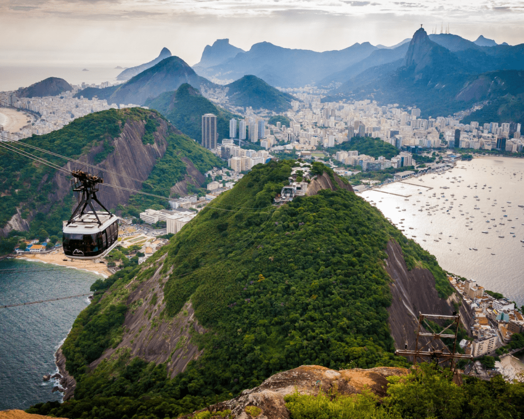 Veduta dall'alto di Rio, con la città, delle montagne verdi e la funivia sullo sfondo