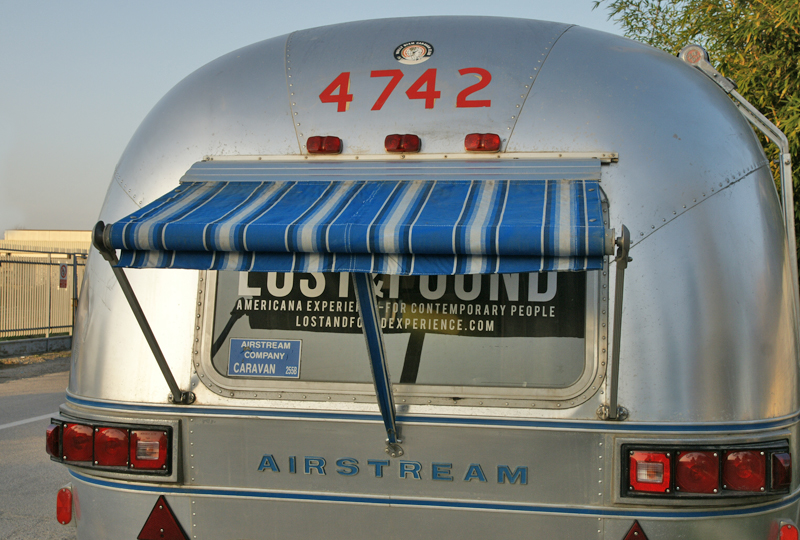 Un Airstream Lounge che presenta il caratteristico sticker del Wally Byam Caravan club