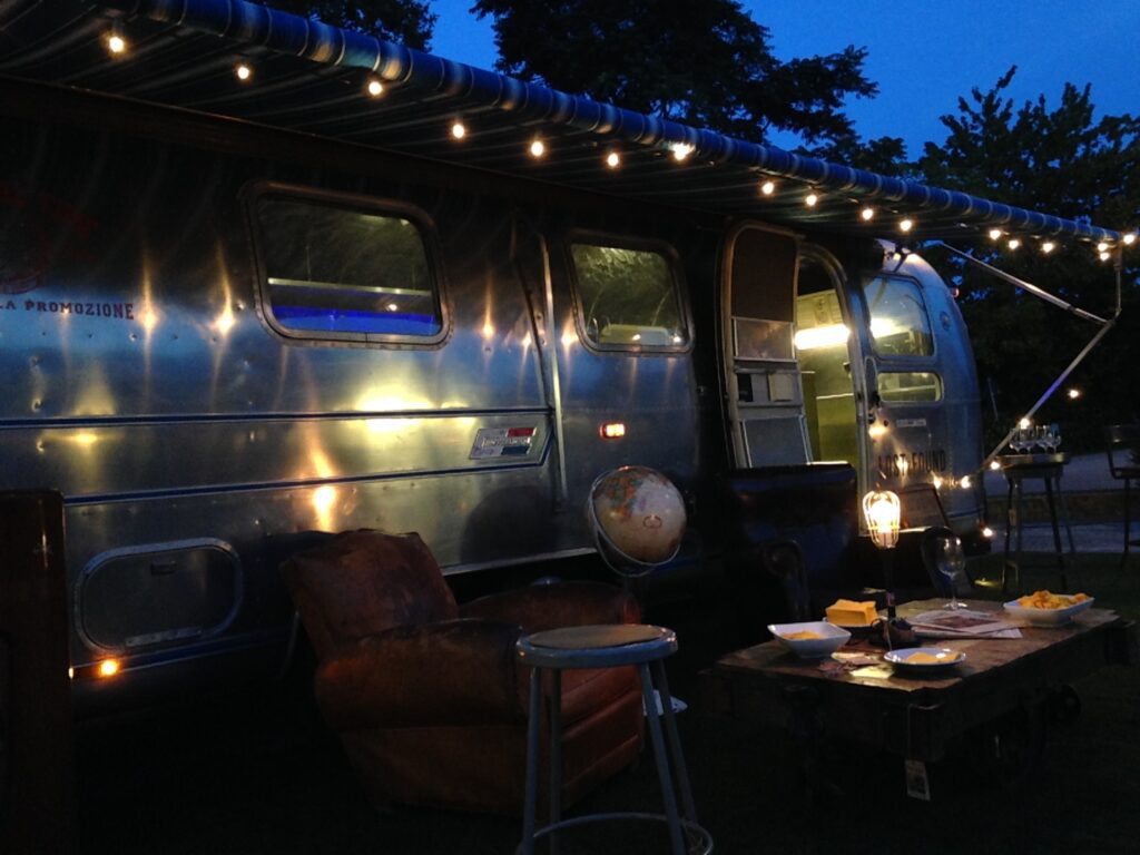 Foto notturna dell'Airstream Lounge