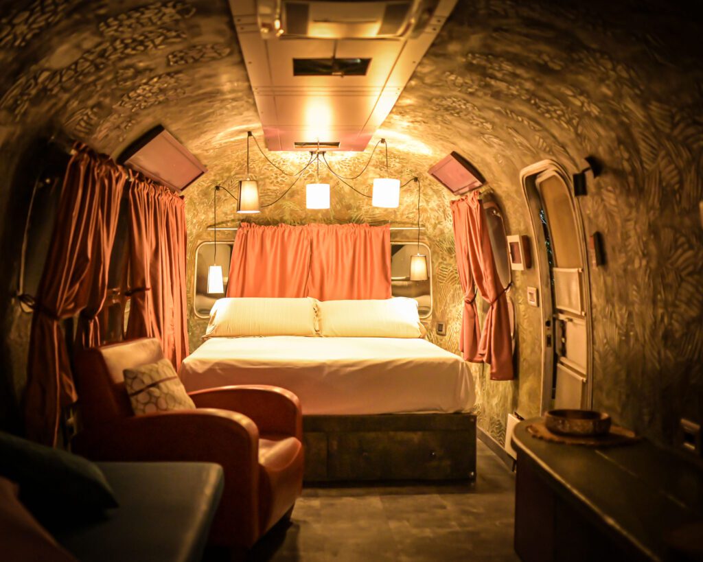 Camera da letto matrimoniale di lusso al'interno dell'Airstream Excella 500 al Paradise Ranch a latina 
