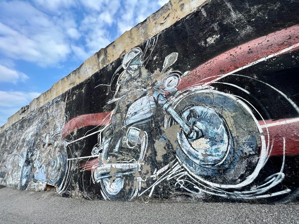 Murale con una moto della House Guzzi sketchata sopra 