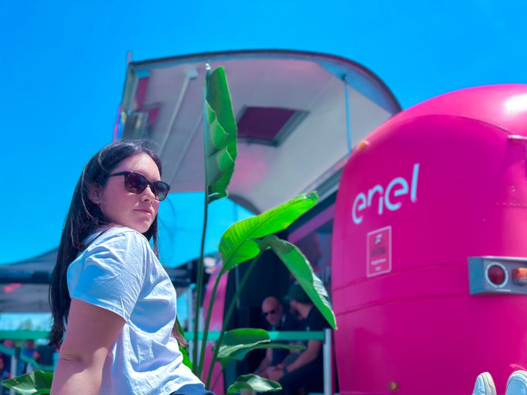 Un airstream wrappato e sgargiante per Enel con una ragazza in posa dal vibe pop e moderno