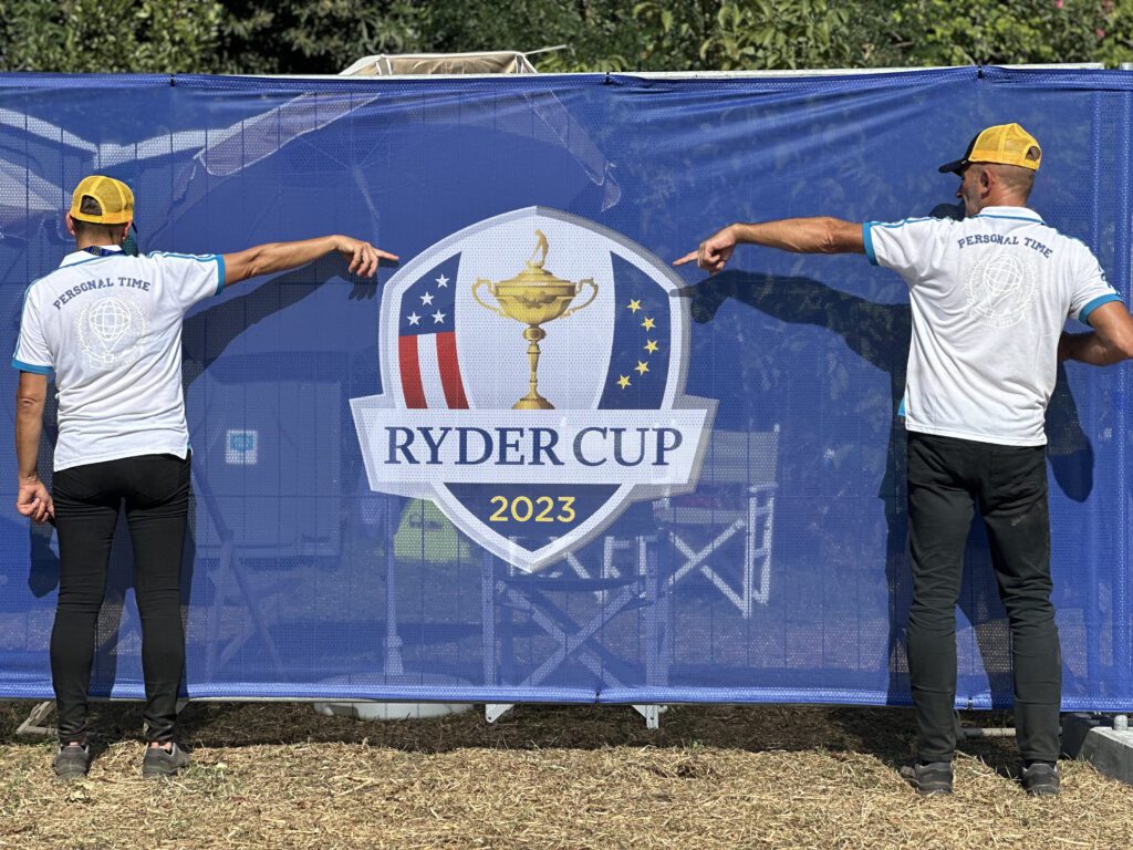 Due membri del nostro team di fronte ad un simbolo della Ryder Cup