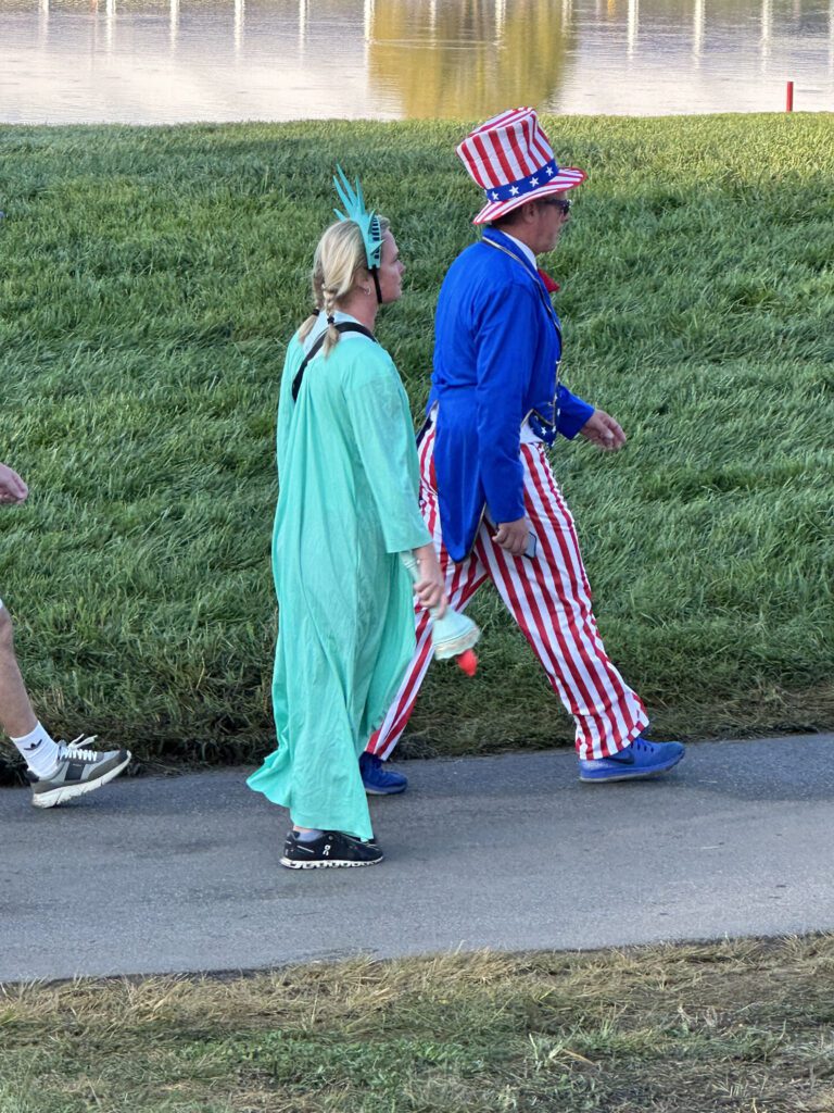 Due persone alla Ryder Cup vestite come la statua della libertà 