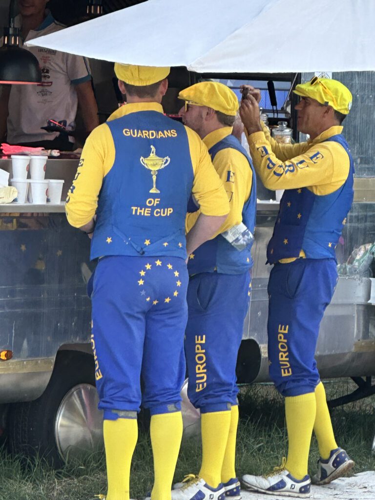 “I guardiani della coppa” un team di europei fan sfegatati di golf vestiti di blu e giallo