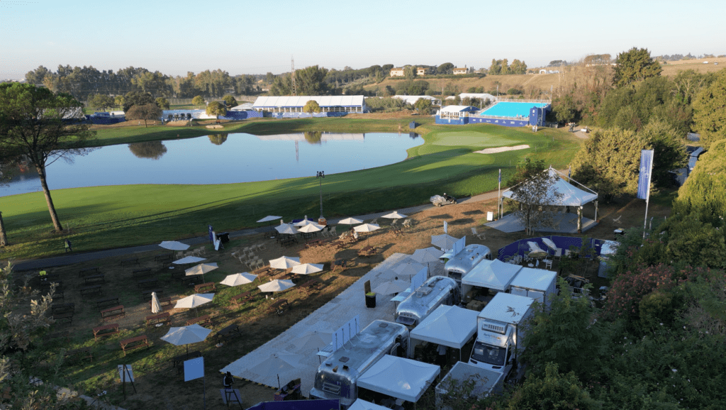Il nostro angolo di Ryder Cup 2023: un laghetto, un Green, tre Airstream, sedute e ombrelloni