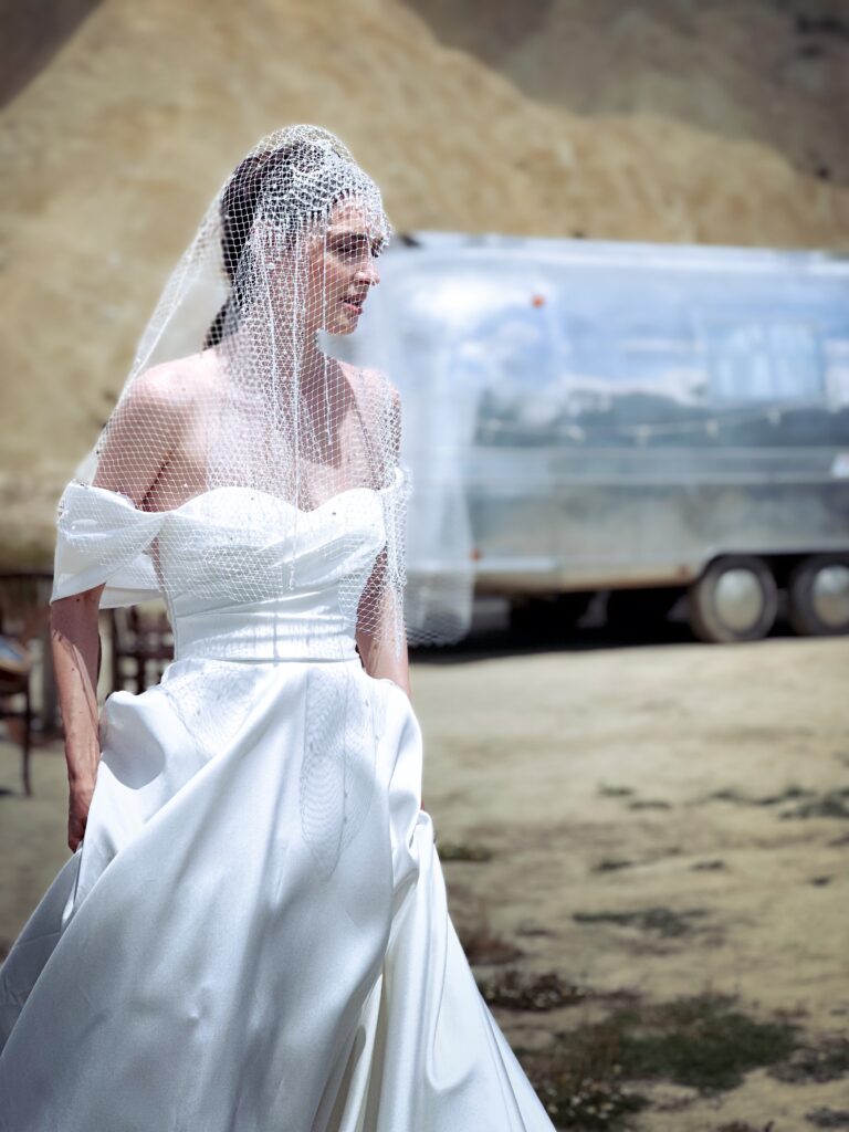 modella con indosso un abito da sposa, velata, Airstream sullo sfondo