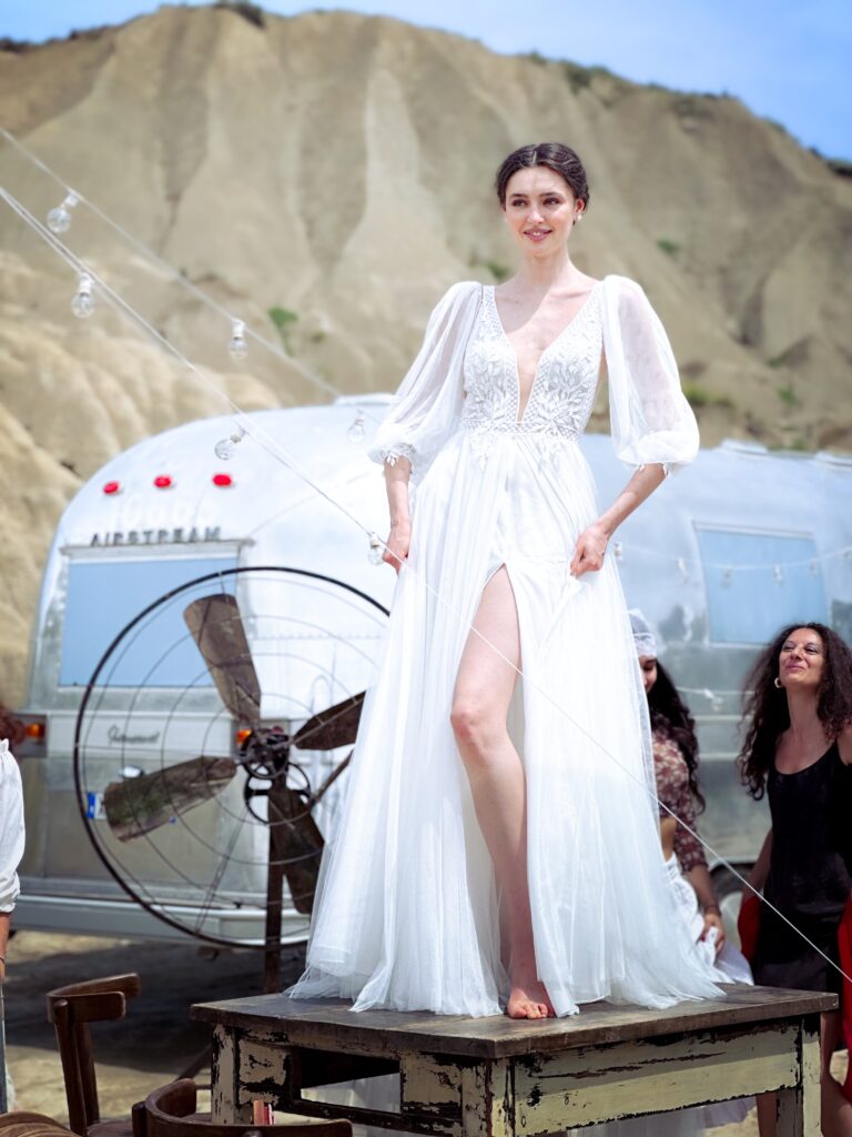 modella con indosso un abito da sposa, velata, Airstream sullo sfondo