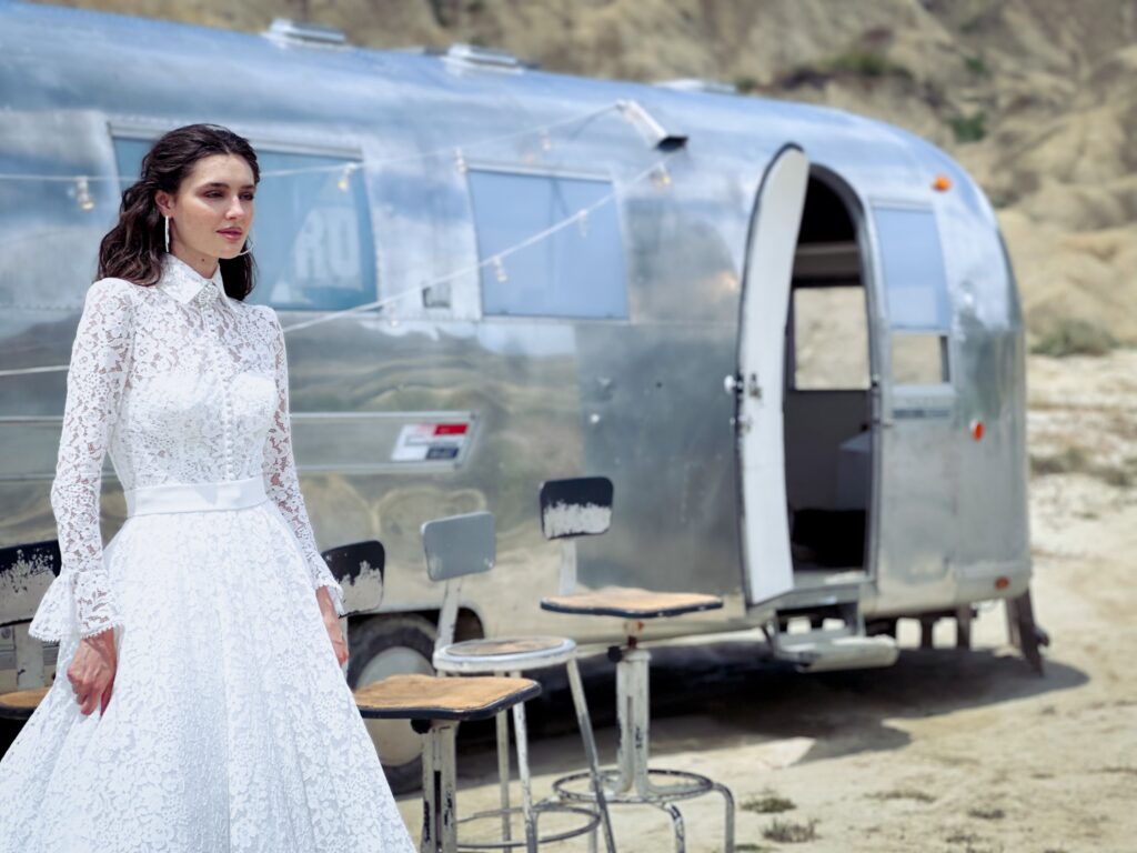 Shooting fotografico vintage con accenti gipsy per l’atelier di abiti da sposa LuisaSposa. Grande statement piece scenografico: un vintage Airstream!