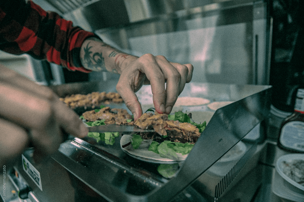 lo Street Food Trend 2024 visto dagli occhi dei nostri chef: un taco gradevolmente piccate con peperonicini verdi, pollo, Crème Fraîche e spinacino