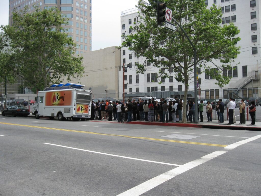 Kogi food truck con una lunga fila di clienti all'ora di pranzo