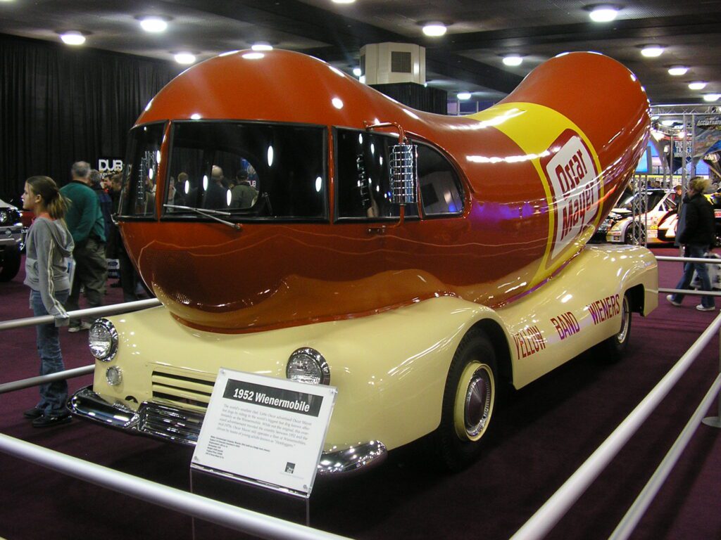 Weinermobile. Un modello di macchina vintage con sopra montato un hot dog gigante. In realtà è un food truck ma l'effetto è particolare
