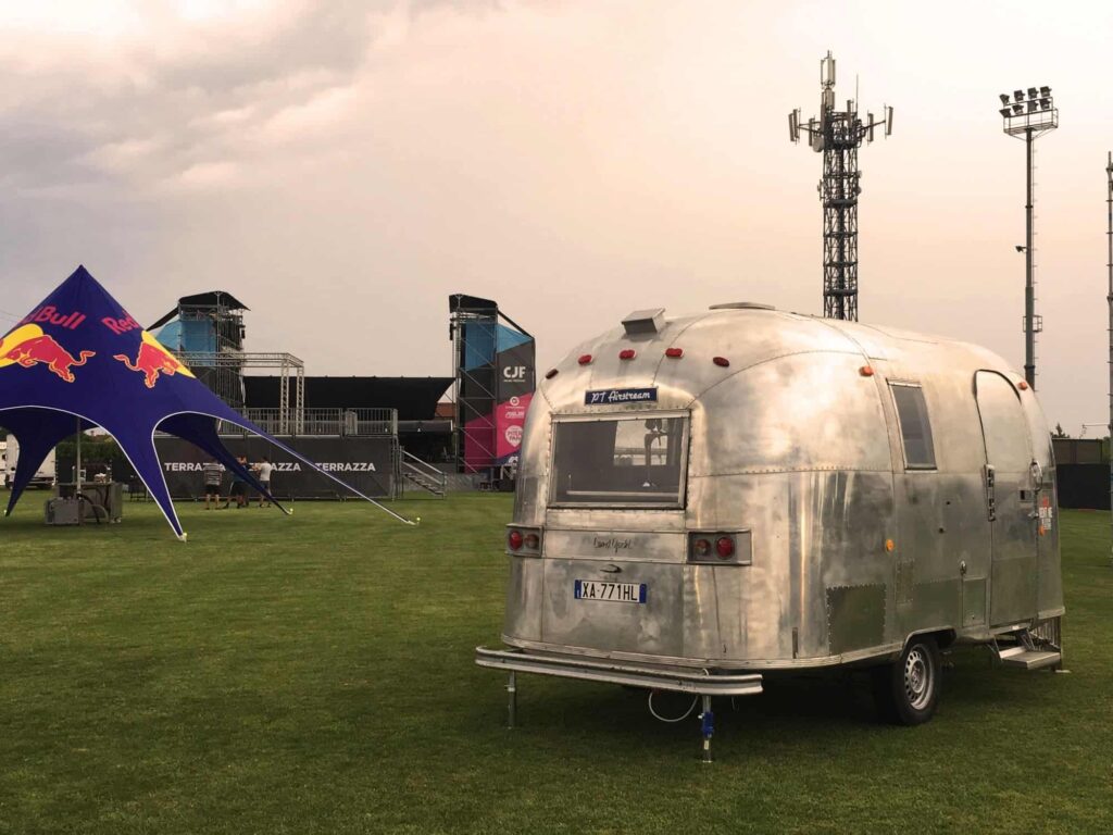 Airstream Bambi 17 piedi di Lost and Found Trailers, al CJF Music Festival